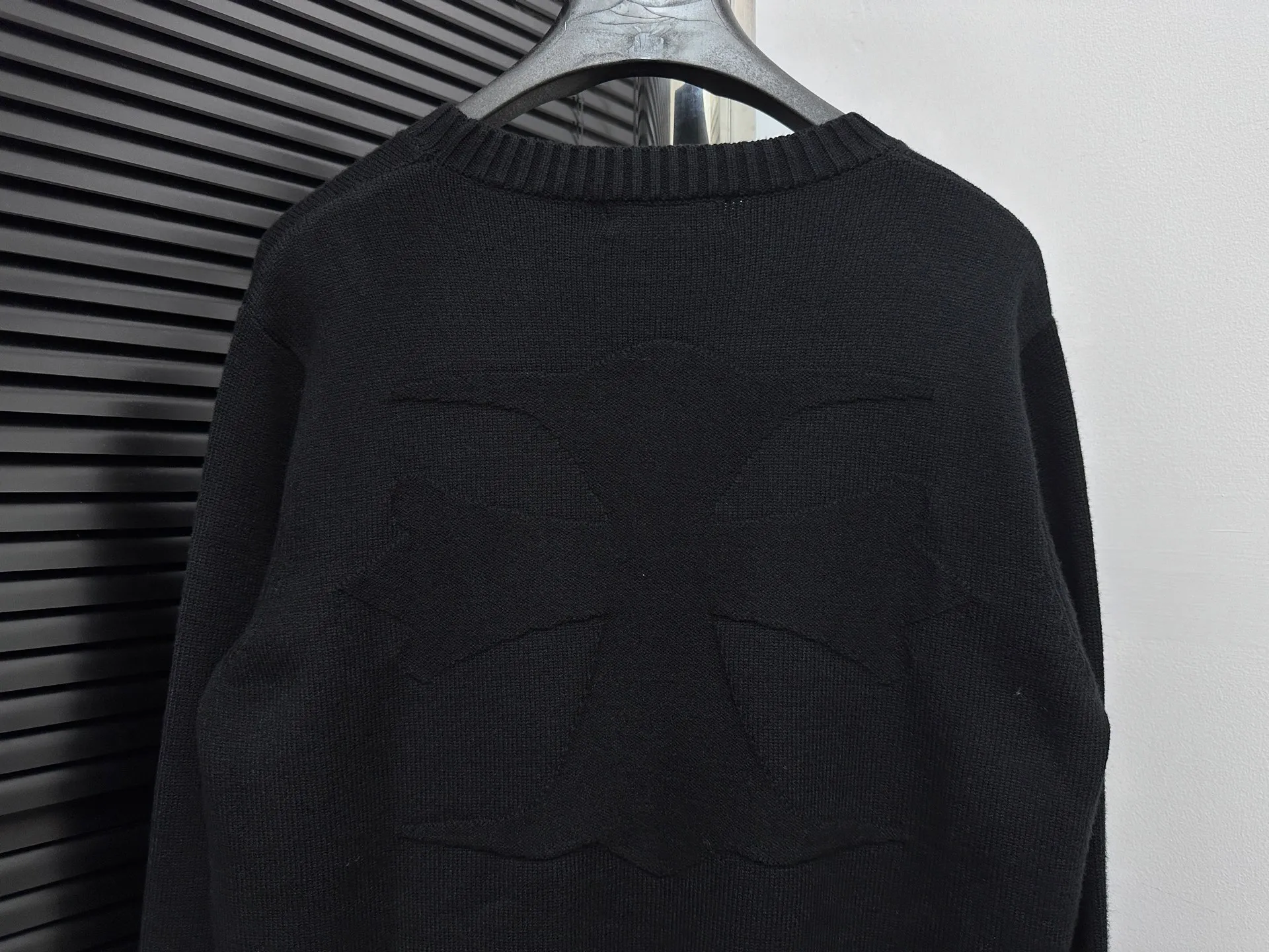 P250 [Chrome Hearts] Chrome Hearts' new cross-knitted jacquard appliquéd round-neck sweater. Contains 20% wool. The item is made of custom-dyed and custom-spun yarn, purchased from the original version. A full set of customized accessories. Details determine success or failure. A new model for autumn and winter. It is soft and delicate and does not tie the body. The upper body effect is very nice. Loose fit. Same style for men and women. Color: White Black Size: S-L